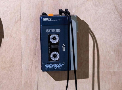 Wo die heutigen Smartphones fast alle keinen Kopfhörerjack mehr haben, hatte der TPS-L2 sogar zwei.