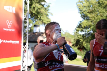 So sehen Sieger aus: Pontus Lindberg und George Bjälkemo im Ziel.