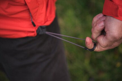 Vita e cappuccio elasticizzati per una buona vestibilità.