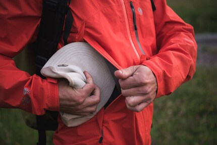 Ben ventilato: la cerniera laterale termina all'altezza del petto.