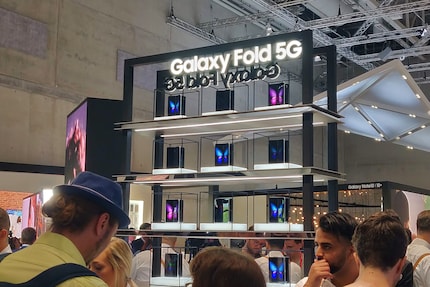Everybody wants to catch a glimpse of the Galaxy Fold 5G.