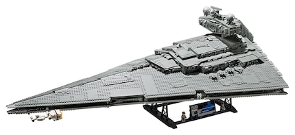 Das graue Raumschiff macht sich auch als Teilespender gut.