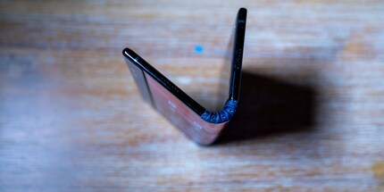 Das Scharnier ist seltsam gummig. Und mit Schrauben. Wieso auch nicht?