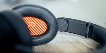 Die Schrauben an der Innenseite des Bügels fixieren die Grösseneinstellung deines Kopfhörers.