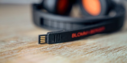 Der UBS-Port ist im Kopfbügel verbaut