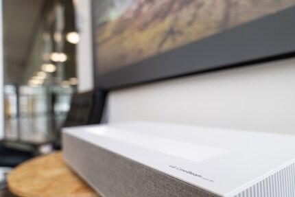 Nicht schlecht: Das Bild wird aus etwa 10 Zentimetern Wandabstand auf die Leinwand projiziert.