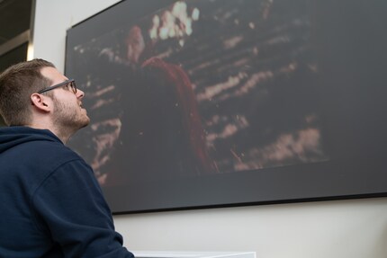 Gerade bei dunklen Szenen wird’s hart. Angesichts der brutalen Helligkeit trotzdem noch ein sehr gutes Resultat.