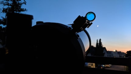 Auf Mondjagd: Der StarPointer ist das kleine schwarze Ding auf dem grossen schwarzen Ding.