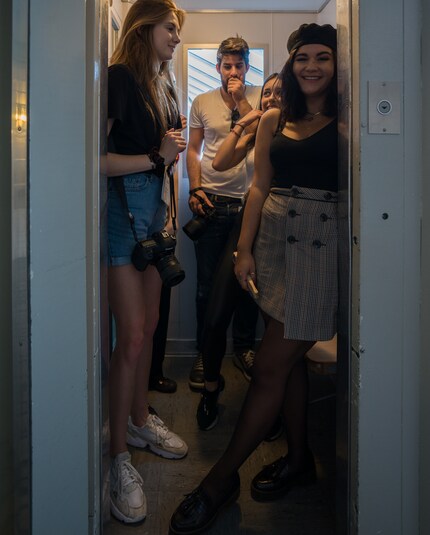 Mit offener Tür finde ich es nicht gut. Mit geschlossener Tür fährt der Lift runter.