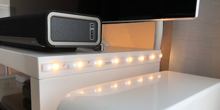 Hier siehst du einen Teil meines LED-Streifens, der sich hinter dem TV-Möbel weiterzieht.