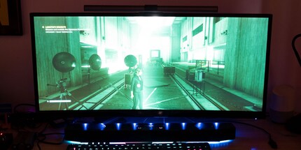 Sinistra con barra schermo accesa, destra senza luce.