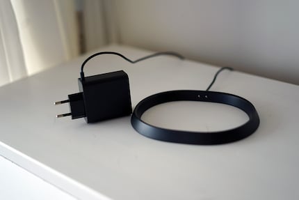 Die mitgelieferte Dockingstation mit relativ grossem Stecker