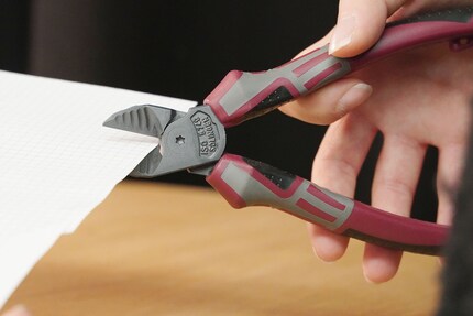 Papier stellt kein Problem dar für den Seitenschneider von Kraftwerk.