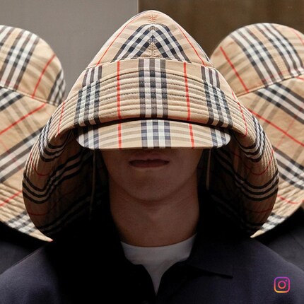 Cappello da pioggia oversize di Burberry. Immagine: @burberry