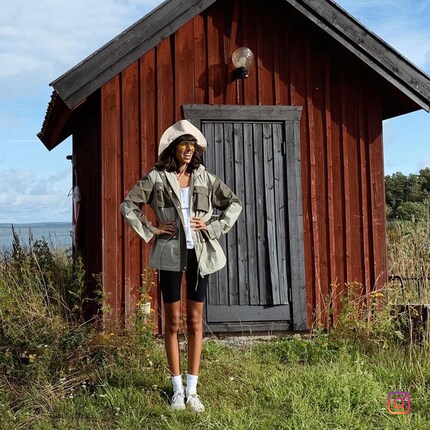 Das schwedische It Girl Babba C. Rivera mit Regenhut. Bild: @babba