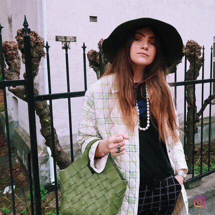 Die norwegische Bloggerin Maren Schia kombiniert den Hut zum eleganten Mantel. Bild: @marenschia