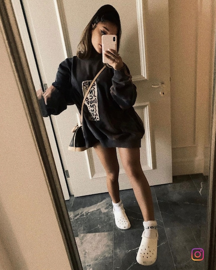 Ariana Grande in weissen Crocs. Bild: @arianagrande