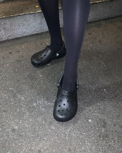 Schwarze Strümpfe in Crocs.