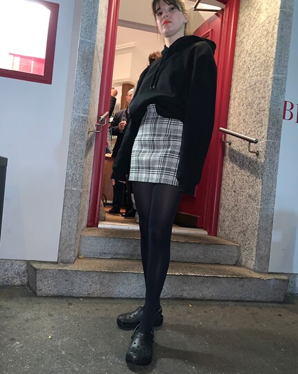 Die Crocs im Gesamtlook.