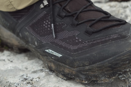 La tomaia perforata non sembra proprio impermeabile. Ma lo è.