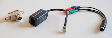 Drei Klassiker, die in keiner gut sortierten Adaptersammlung fehlen dürfen: 2-Way TV Splitter, Telefon-Adapter RJ11/TT83 und RGB zu S-Video