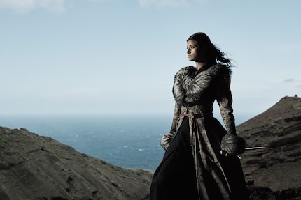 Anya Chalotra als Yennefer