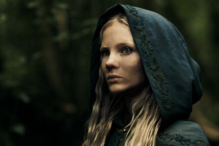 Freya Allan als Ciri