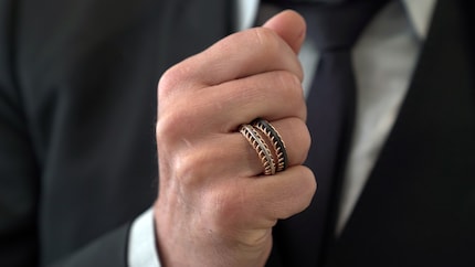 Der «Snakebone»-Ring aus Weiss- und Rotgold passt sich dem Finger optimal an.