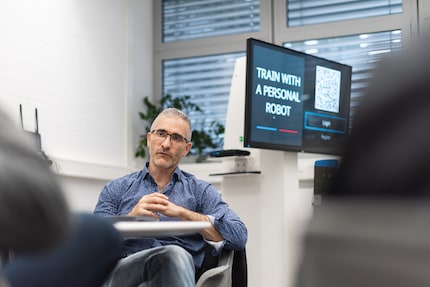 Le Dr Max Lungarella de Dynamic Devices explique la fonction de la presse à cuisses.