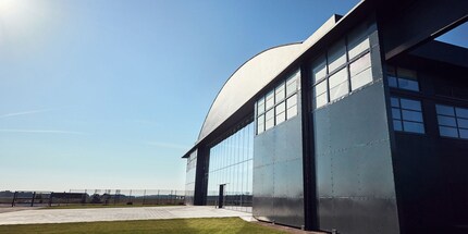 Dysons Werk am Hullavington Airfield, das für die Entwicklung seines Elektrofahrzeugs gebaut wurde.