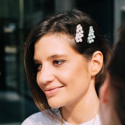 Mit Haarschmuck geht nichts ins Auge. Ausser du trägst die Haarsträhne, wie ich auf diesem Bild, nicht hinter den Ohren.