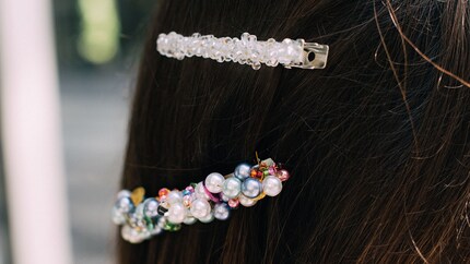 Befestige die Spangen gut sichtbar – auch am Hinterkopf.