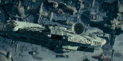 Der Millennium Falke in Kampfformation – und im Hintergrund ein anderes unverkennbares Schiff...