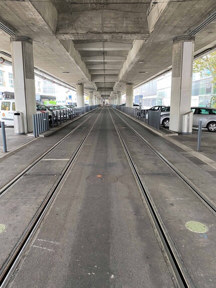 Die Trams wirken weit entfernt, obwohl ich grad Kopf und Kragen riskiere.