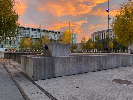 Morgenröte vor dem Puls-5-Gebäude in Zürich