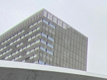 Der Wohnturm bei der Kunstschule in Zürich vom Brückenbild