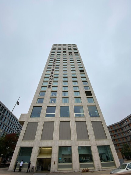 Tiefenwirkung in der Vertikalen: Das Renaissance-Hotel scheint viel höher als es ist.