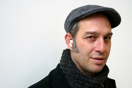 Die AirPods Pro ragen nicht mehr so weit aus den Ohren. Sie sind 1 cm kürzer als die Vorgänger.
