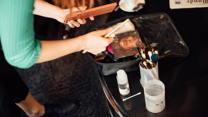 Wenn sich Caroline selbst schminkt, benutzt sie dafür ihre Finger. Bei einem Job hingegen sind Pinsel gefragt, da sie damit präziser schminkt.