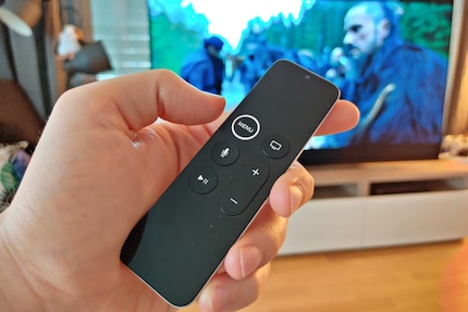 Il telecomando Apple è minimalista ma funzionale.