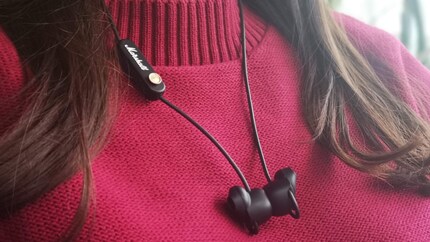 Die «Minor» In-Ear-Headphones von Marshall pausieren automatisch, sobald du die beiden magnetischen Kopfhörer miteinander verbindest.