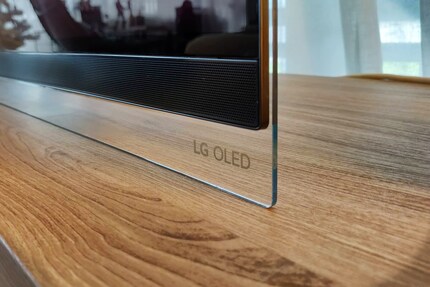 Das dünne OLED-Panel wird auf Glas geklebt. Das beinahe randlose Design sieht mega edel aus.