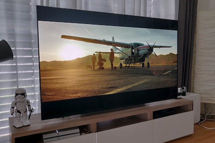 Die OLEDs hinter der Sonne strahlen wohl auf Maximalstufe. Die Details drumherum dürfen dennoch nicht verloren gehen.