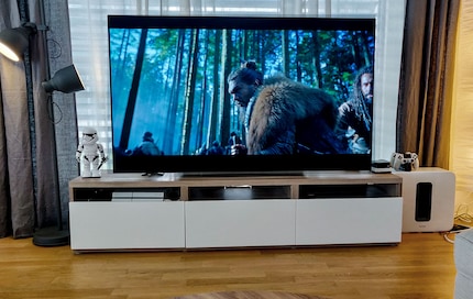 Auch bei hellem Sonnenschein bleibt das OLED-Bild gut zu erkennen.