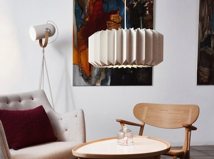 Le papier cache les ampoules et éclaire doucement. Image : Le Klint