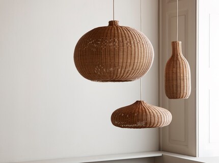 Les abat-jour tressés laissent légèrement transparaître leur source lumineuse sans pour autant éblouir. Image : Ferm Living