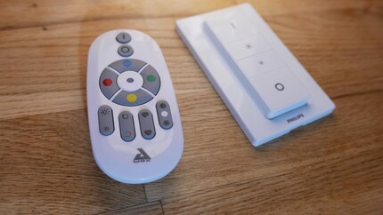 Der dezente Dimmer Switch von Hue (rechts) neben der Fernbedienung von Eglo Connect.