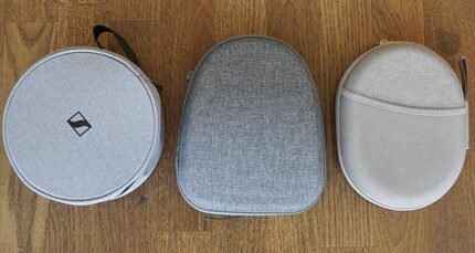Links das Case des Sennheiser Momentum 3, in der Mitte das des PX7 und rechts jenes des Sony WH-1000XM3