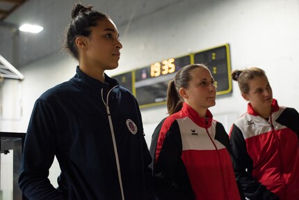 Volle Konzentration vor dem Spiel: Victoria, Simone und Ines.