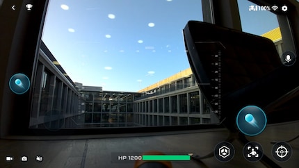 Il cockpit sul telefono ha una visuale ben impostata – solo il pulsante per sparare sinistro è troppo in prossimità del pulsante per guidare.